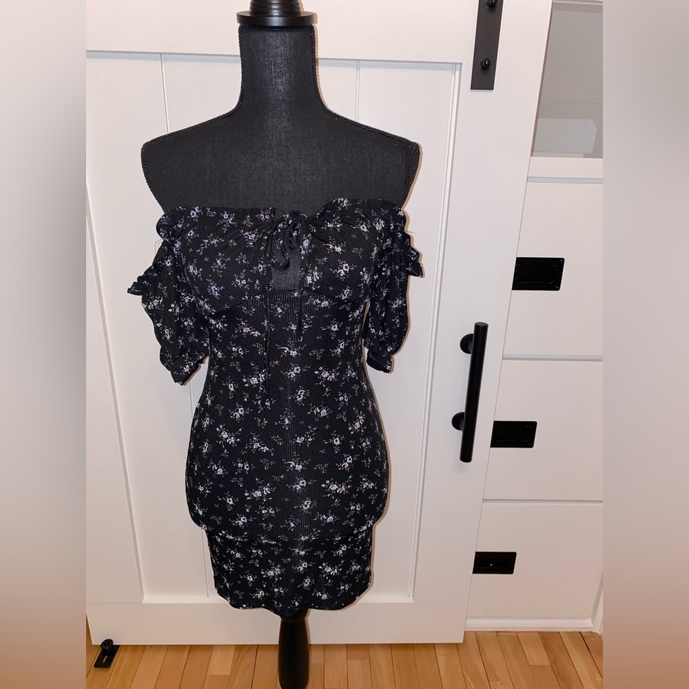 Pretty Little Thing | Black Floral Off-The-Shoulder Mini Dress - Size 4